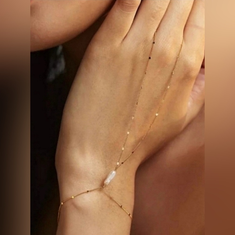 NWT ANTHROPOLOGIE FRESHWATER PEARL HAND CHAIN- BEAUTIFUL STATEMENT PIECE 🤩